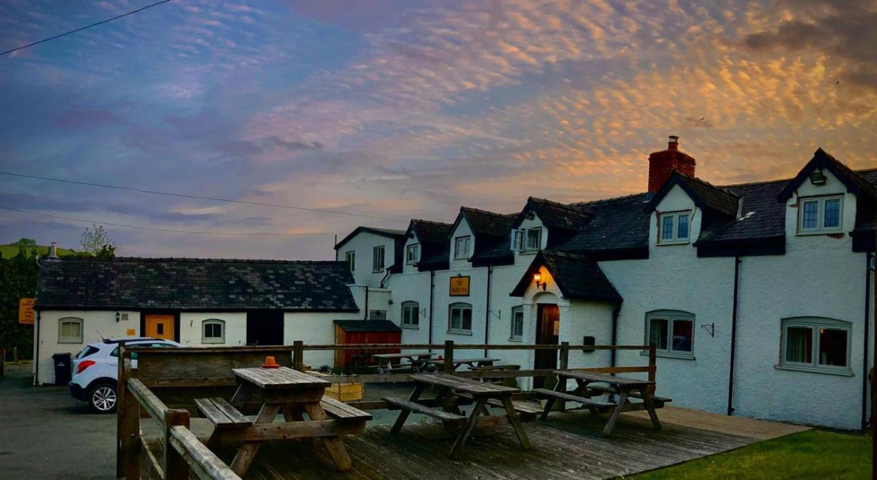 The Dolfor Inn Newtown  Eksteriør bilde